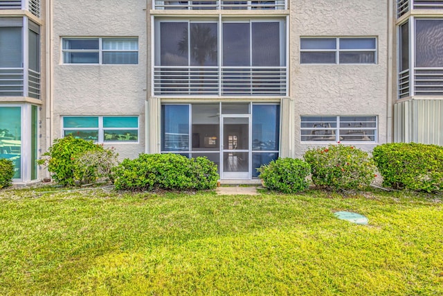 21 Yacht Club Dr Unit 102, North Palm Beach, FL 33408 - exterior space featuring a yard and stucco siding