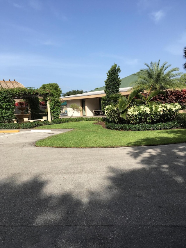view of front facade featuring a front yard