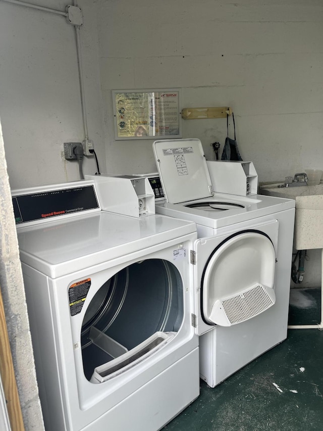 laundry room with a sink and washing machine and dryer