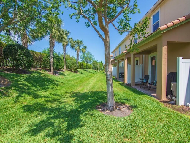 view of grassy yard with a patio area