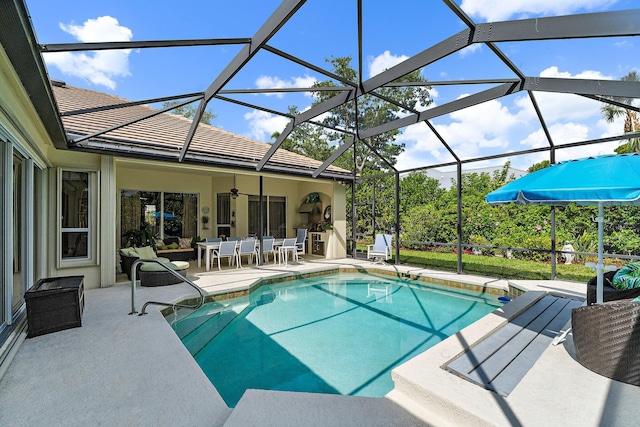 outdoor pool with a patio, a lanai, outdoor dining area, and a ceiling fan