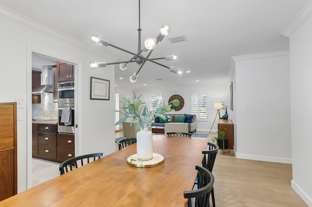 6769 Entrada Pl, Boca Raton, FL 33433 - dining area featuring crown molding, a chandelier, baseboards, and light wood-style flooring