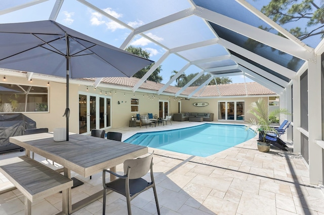 6769 Entrada Pl, Boca Raton, FL 33433 - swimming pool featuring french doors, an outdoor hangout area, outdoor dining area, a patio area, and grilling area