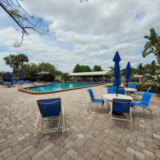 135 Meander Cir, Royal Palm Beach, FL 33411 - community pool with a patio