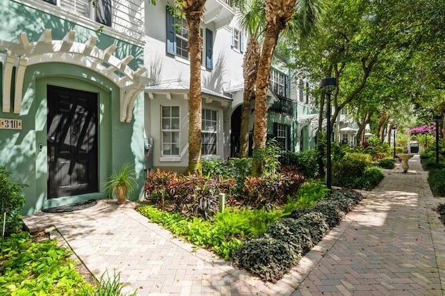 310 E Mallory Cir, Delray Beach, FL 33483 - property entrance with stucco siding