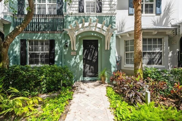 310 E Mallory Cir, Delray Beach, FL 33483 - doorway to property featuring stucco siding