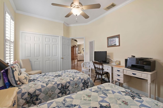 630 SW Treasure Cv, Port Saint Lucie, FL 34953 - bedroom featuring visible vents, ornamental molding, ceiling fan, and a closet