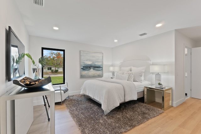bedroom with light wood-style floors, recessed lighting, visible vents, and baseboards