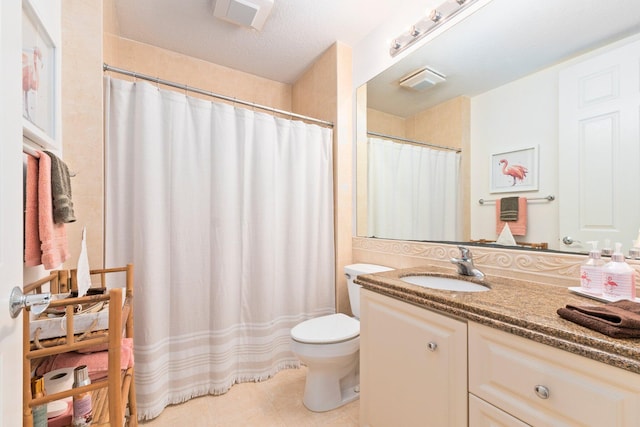 full bathroom featuring toilet, visible vents, tile patterned flooring, a shower with shower curtain, and vanity