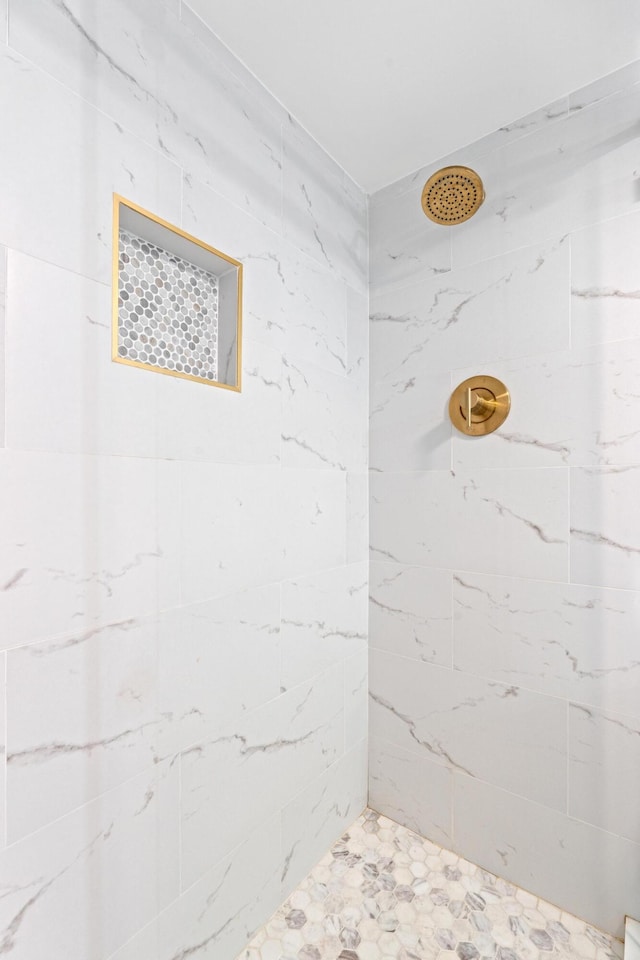 bathroom featuring a tile shower