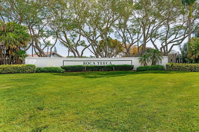community / neighborhood sign featuring a yard