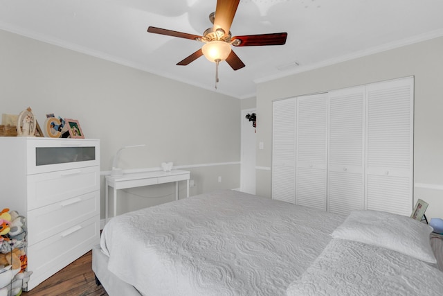 bedroom with visible vents, a closet, ceiling fan, crown molding, and dark wood-type flooring
