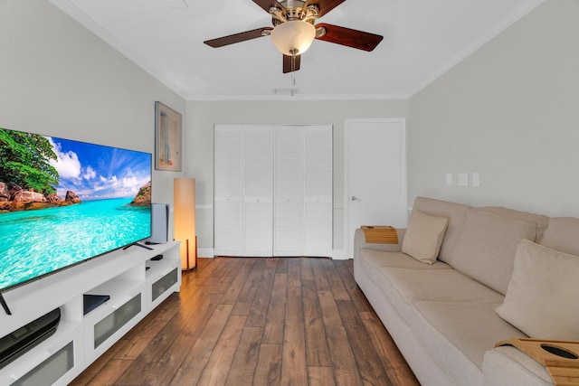 living room featuring ceiling fan, dark wood-style flooring, and ornamental molding