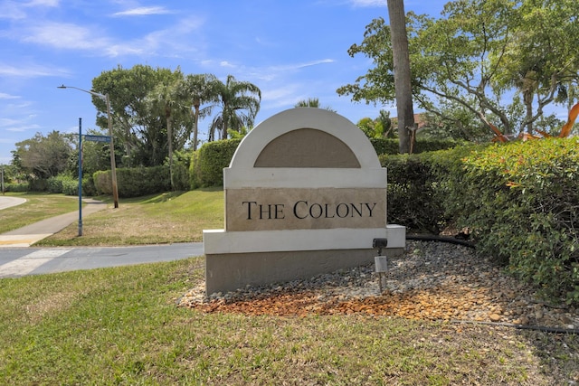 community / neighborhood sign featuring a yard