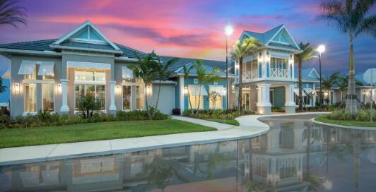 view of front of house featuring a front lawn