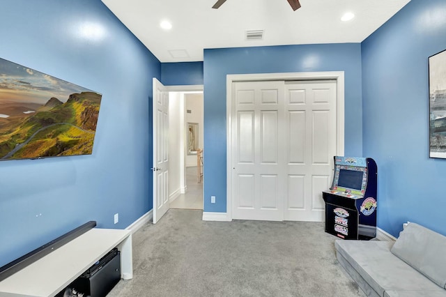 living area with ceiling fan, carpet, visible vents, recessed lighting, and baseboards