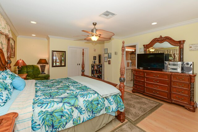 bedroom with light wood-style floors, recessed lighting, a ceiling fan, visible vents, and ornamental molding