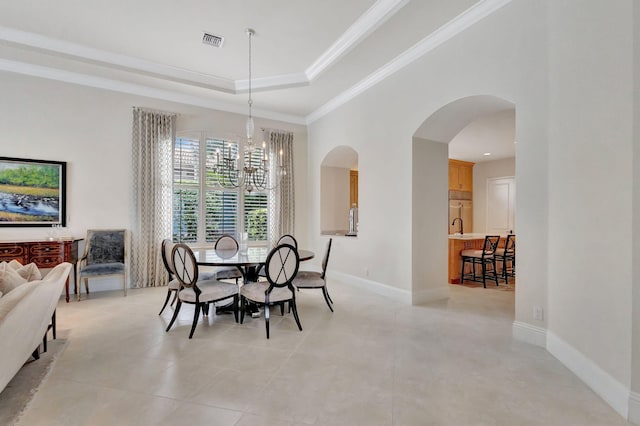 dining room featuring crown molding, a chandelier, visible vents, a tray ceiling, and baseboards