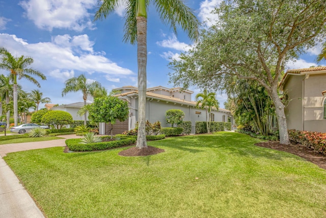 view of yard with driveway