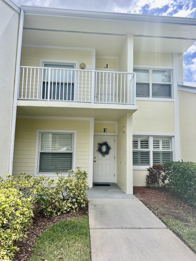 4220 Gator Trace Ave Unit 5E, Fort Pierce, FL 34982 - property entrance featuring a balcony and stucco siding