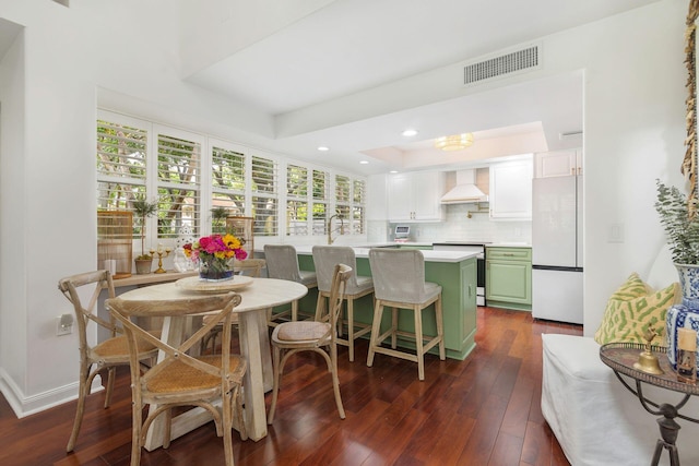 8110 Oakton Ct Unit 10B, Lake Clarke Shores, FL 33406 - dining area featuring dark wood finished floors, recessed lighting, and a raised ceiling