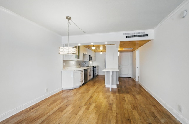 kitchen featuring crown molding, stainless steel appliances, light wood finished floors, baseboards, and visible vents