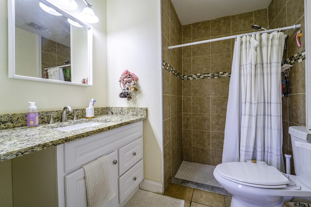 full bathroom featuring visible vents, vanity, toilet, and tiled shower