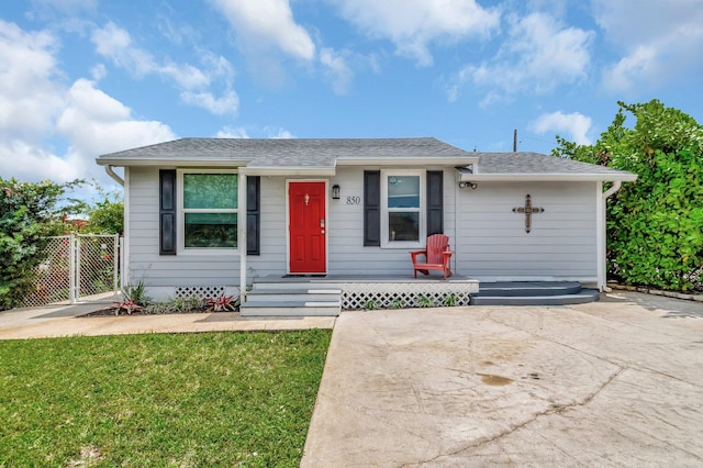 850 Green St, West Palm Beach, FL 33405 - view of front of home featuring roof with shingles, fence, and a front lawn