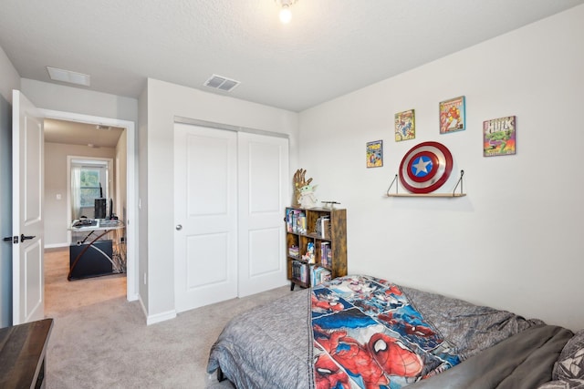 5684 Mentmore Dr, Mangonia Park, FL 33407 - bedroom featuring carpet, visible vents, a closet, and a textured ceiling