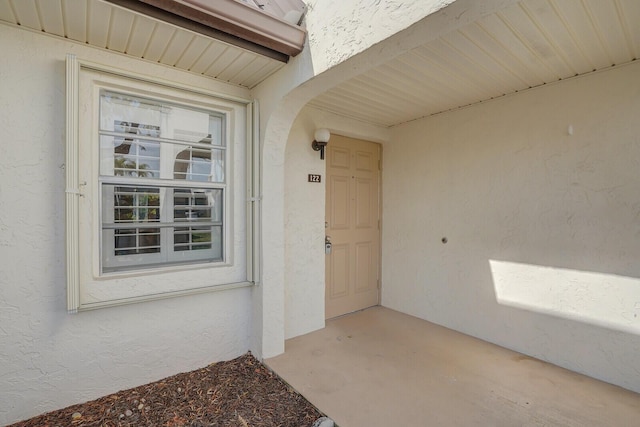 view of exterior entry with stucco siding
