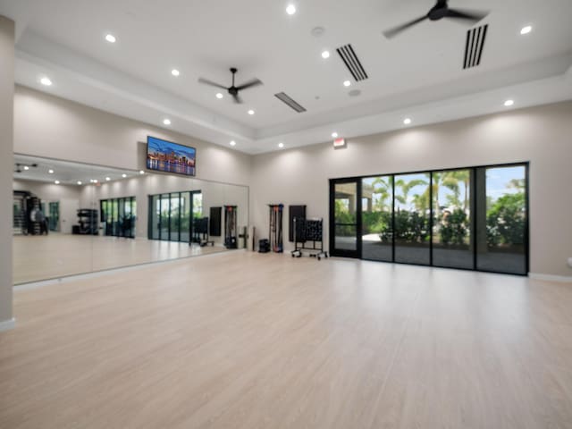 exercise room with visible vents, a ceiling fan, and recessed lighting