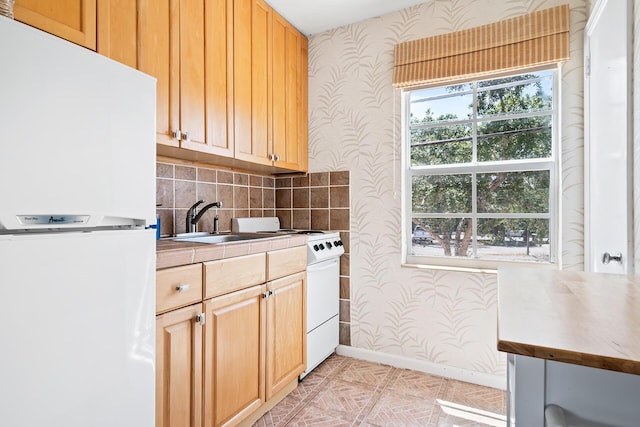 31 S Golfview Rd # 11, Lake Worth Beach, FL 33460 - washroom with plenty of natural light, a sink, baseboards, and wallpapered walls