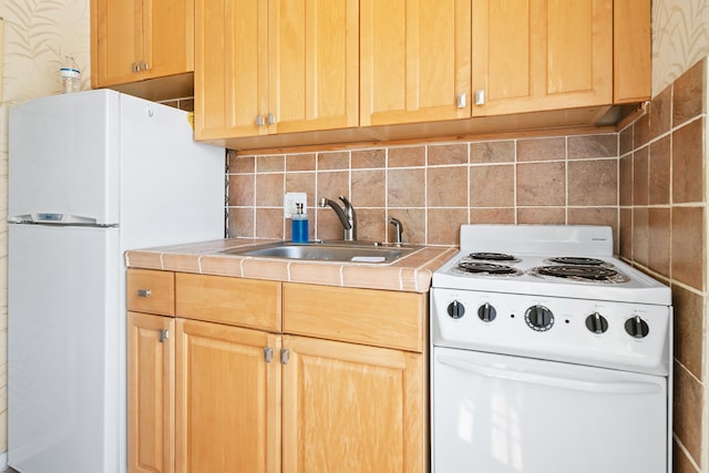 31 S Golfview Rd # 11, Lake Worth Beach, FL 33460 - kitchen with white appliances, backsplash, a sink, and light brown cabinets