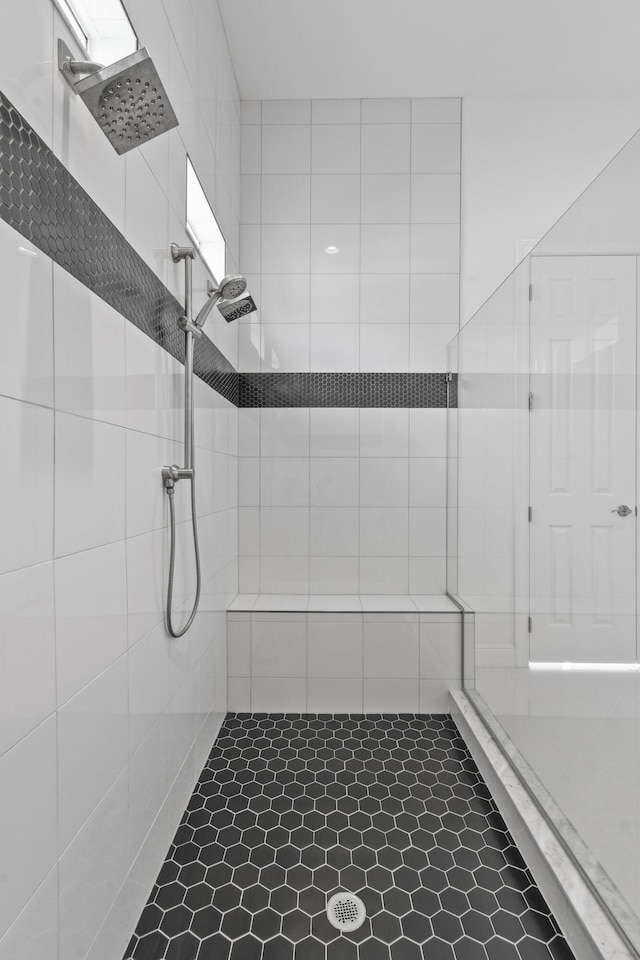 bathroom featuring tiled shower