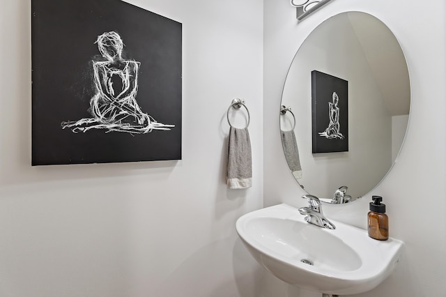 bathroom featuring a sink