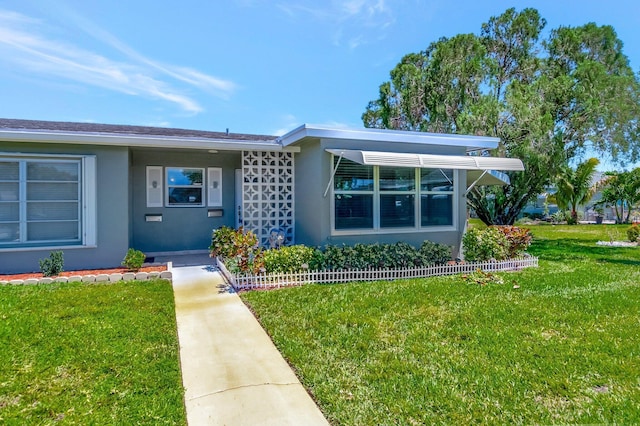 815 Club Dr Unit D, Delray Beach, FL 33445 - view of front facade with a front yard and stucco siding