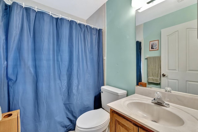 full bath with vanity, toilet, and a shower with curtain