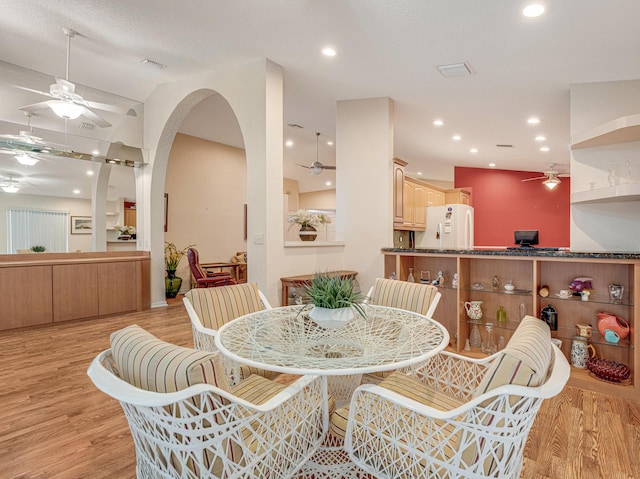 dining room with recessed lighting, visible vents, arched walkways, light wood-style flooring, and ceiling fan