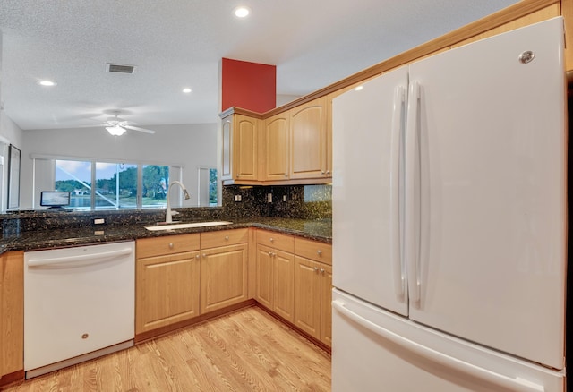kitchen with light brown cabinets, a sink, white appliances, light wood-style floors, and ceiling fan