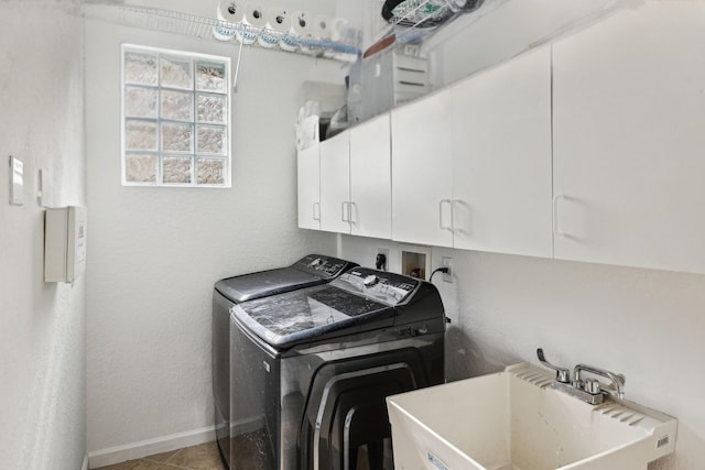 1070 Grove Park Cir, Boynton Beach, FL 33436 - clothes washing area featuring washing machine and dryer, baseboards, cabinet space, and a sink