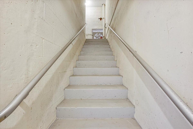 7572 Regency Lake Dr Unit 501, Boca Raton, FL 33433 - view of staircase