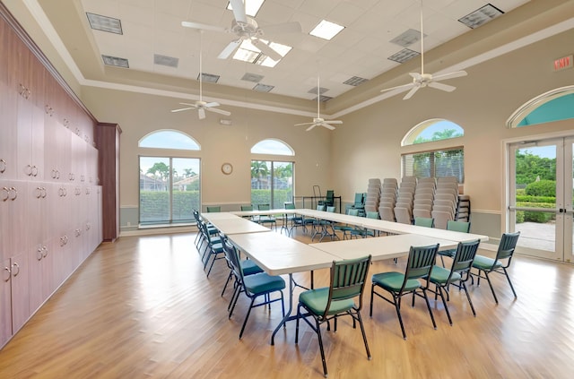 5266 Landon Cir, Boynton Beach, FL 33437 - dining area featuring light wood-style floors, ceiling fan, a tray ceiling, visible vents, and a high ceiling