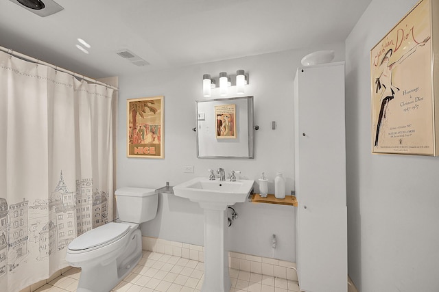 full bath with a shower with curtain, visible vents, toilet, tile patterned floors, and baseboards