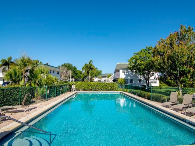 2800 Indian River Blvd Unit F8, Vero Beach, FL 32960 - community pool with a patio area