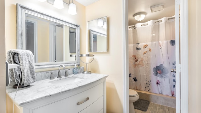 full bathroom featuring shower / bathtub combination with curtain, wood finished floors, toilet, and vanity