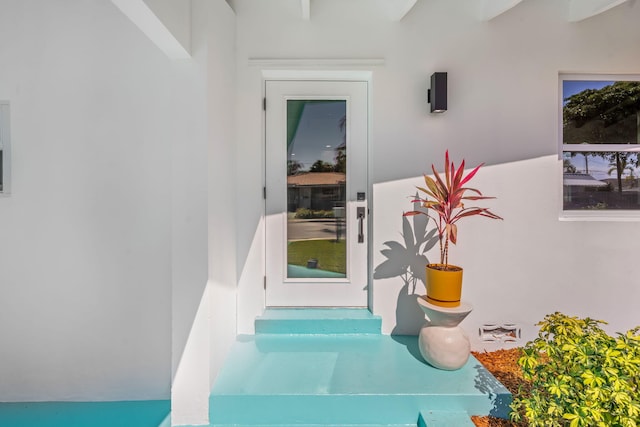 view of exterior entry featuring stucco siding