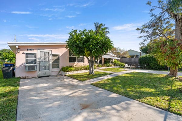 view of front of property with stucco siding and a front lawn