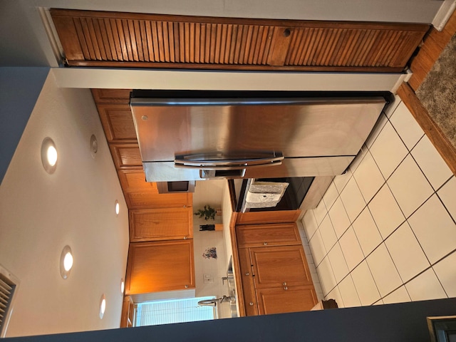 2970 E Ashley Dr E Unit B, West Palm Beach, FL 33415 - kitchen featuring backsplash