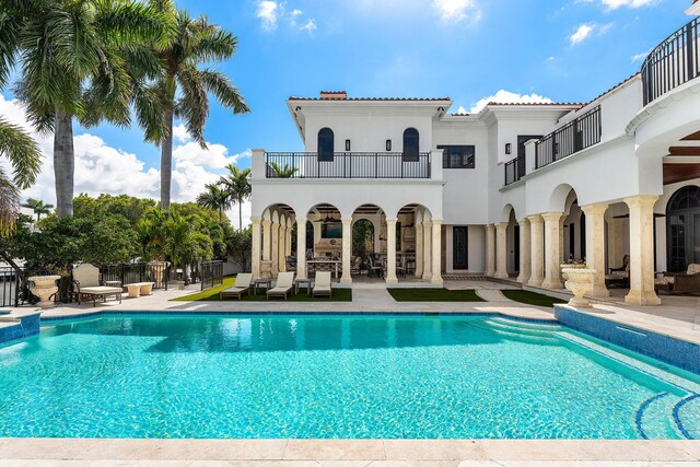 251 W Coconut Palm Rd, Boca Raton, FL 33432 - view of swimming pool featuring a patio and a pool with connected hot tub