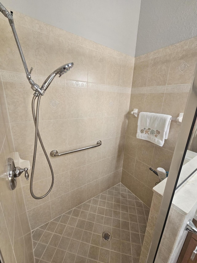 411 NW Stratford Ln, Port Saint Lucie, FL 34983 - bathroom featuring a tile shower